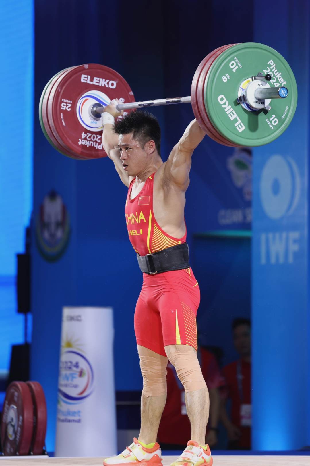 打破世界纪录,李发彬举重世界杯夺两金