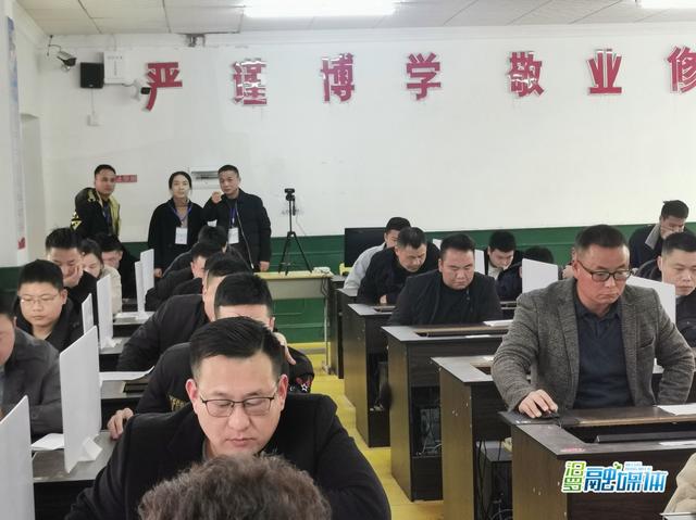 499名考生汨羅參加行政執法資格考試