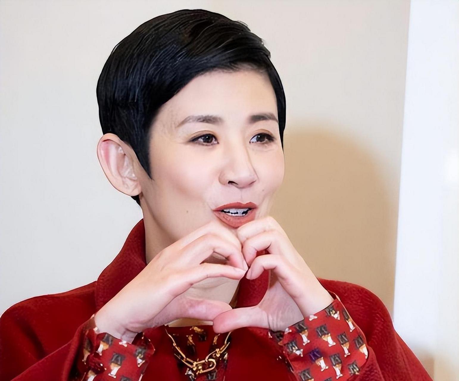 吴君如是香港知名喜剧演员,参演过《刀马旦》,主演过《金鸡》,在