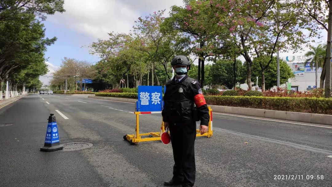 2007年5月加入广州辅警队伍至今,黄应成在辅警岗位上已有14个年头.