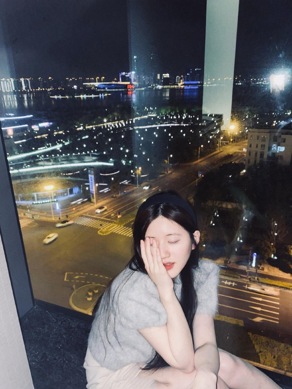 好辣!赵露思"海马"短袖搭黑丝,对镜嘟嘴比耶让人移不开眼