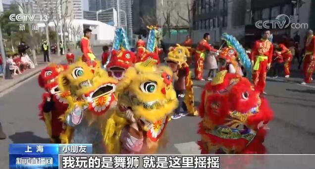 学舞狮,猜灯谜 传统习俗让孩子们欢欢喜喜闹元宵