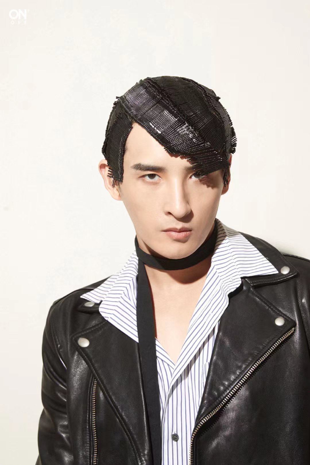 《快乐再出发》爆火,网友考古张远三年前另类杂志发型