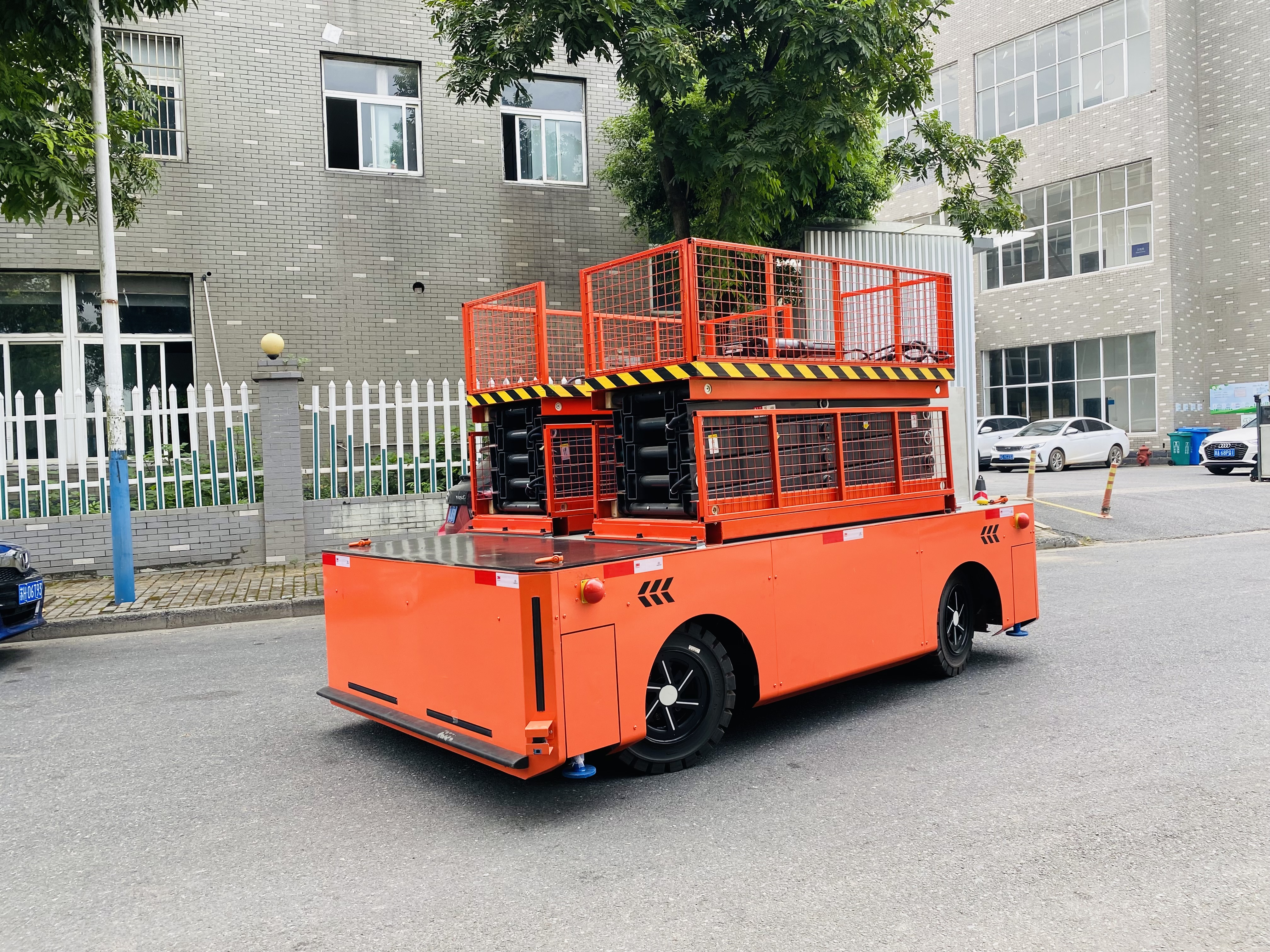 剪叉式升降平台车