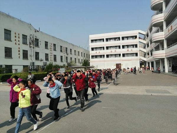 涟水县向阳小学举行抗震防灾应急疏散演练活动