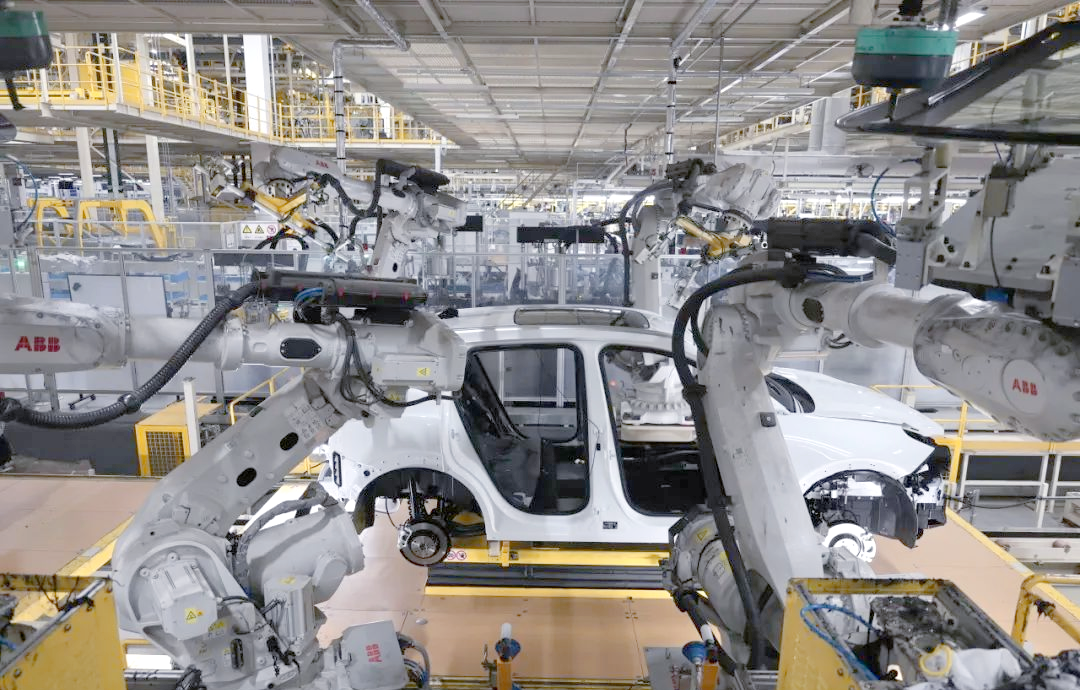 柔性化生产线上,领克汽车从零部件的精密组装到整车装配完成,整个