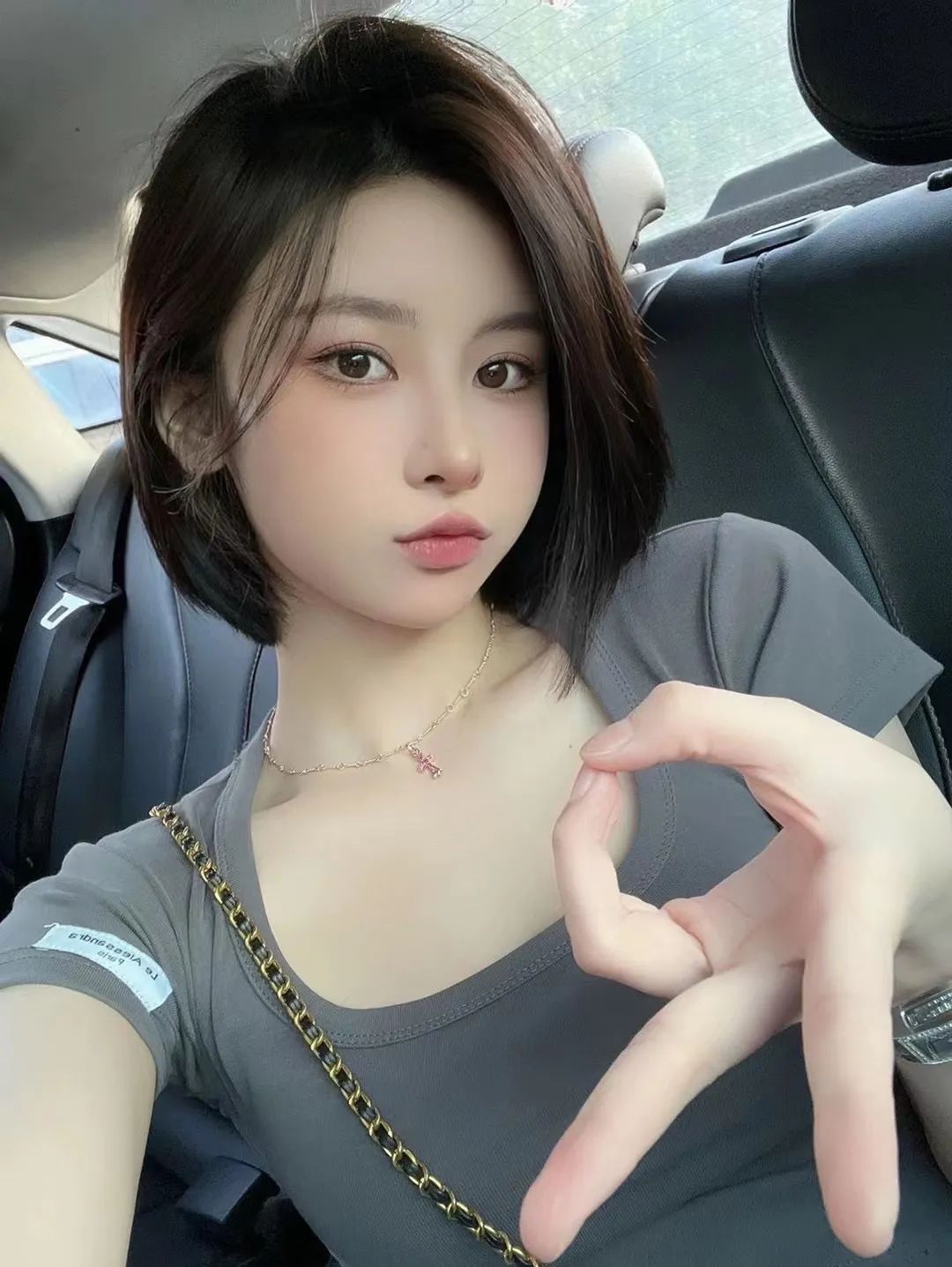 简单大方的茶系短发