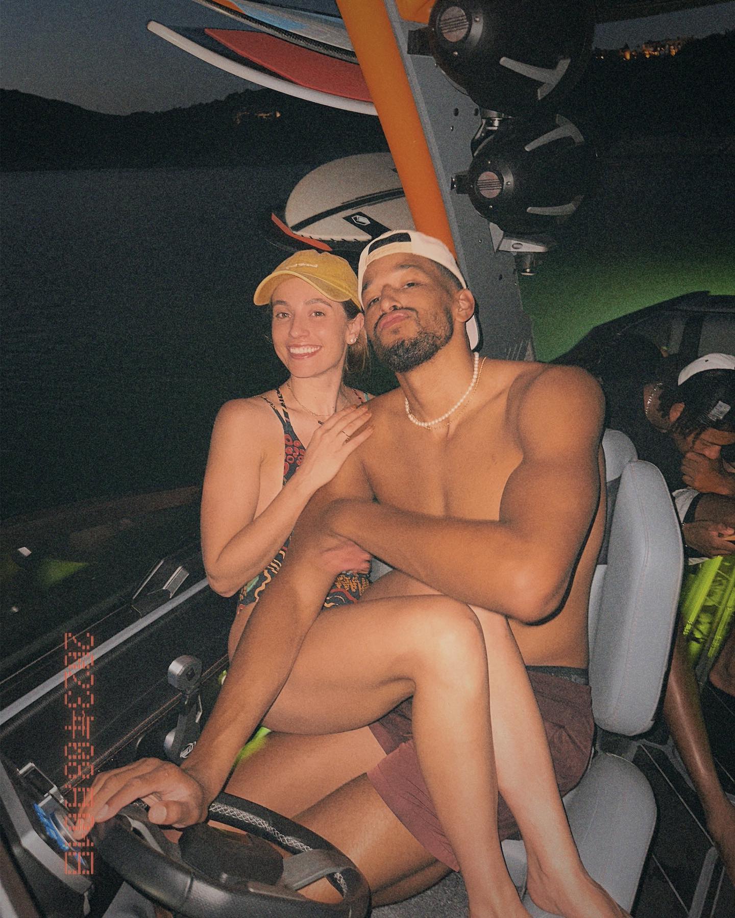 前2k美女主播瑞秋与男友罗伯森度假&合影留念