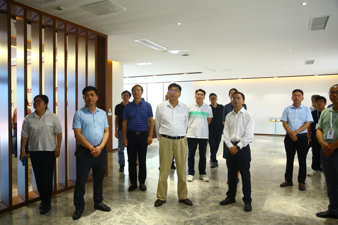 上海中医药大学党委书记曹锡康一行到丹寨县考察中医药产业发展