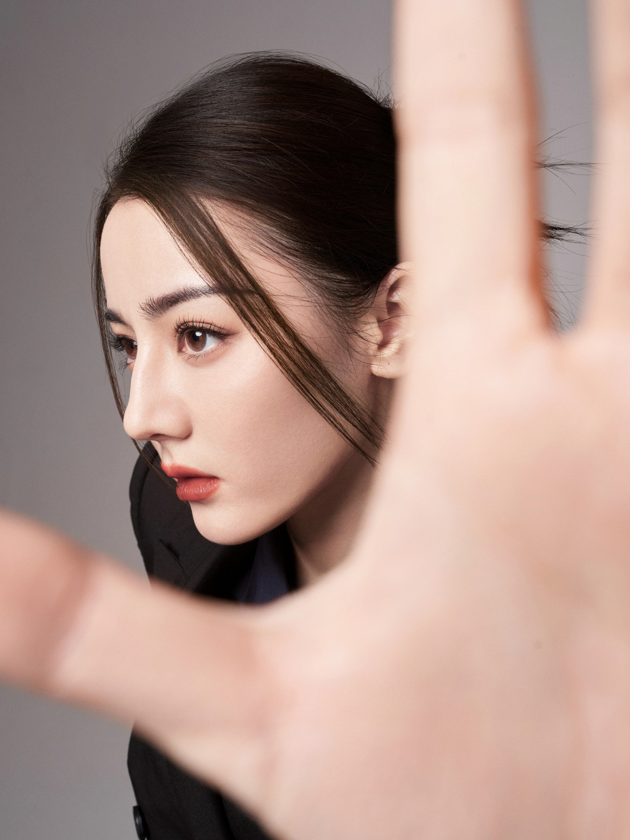 浓颜系大美女迪丽热巴带来异域风格视觉冲击黑色西装套装造型大片