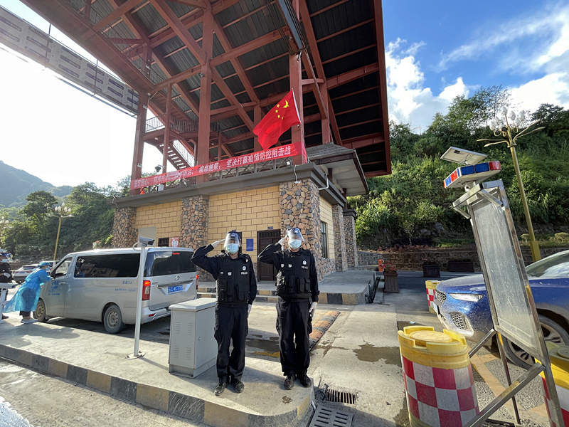 岩甲边境检查站民辅警坚守岗位 绿春县融媒体中心供图