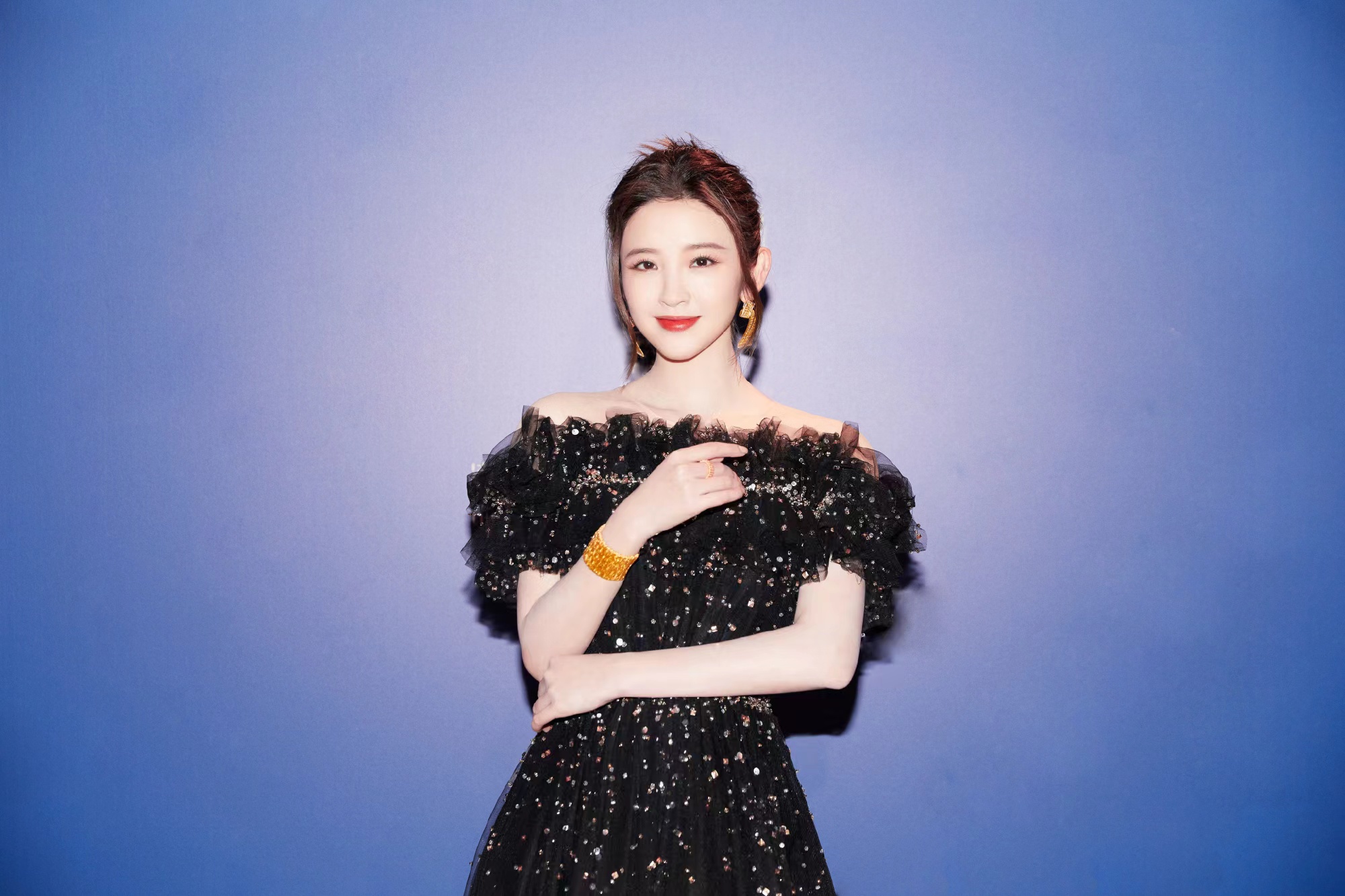 唐艺昕出席活动,穿一条黑色一字肩碎钻长裙,优雅又大方!