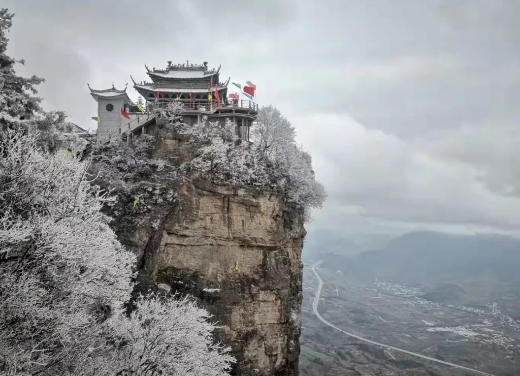 甘肃成县县城西南15公里的鸡峰山,雪后换新颜,犹如童话世界,美