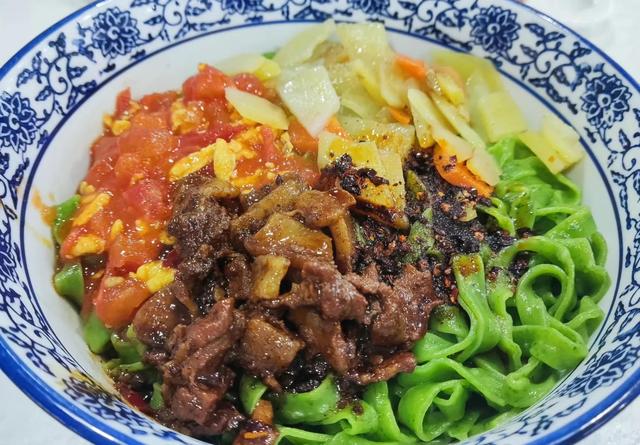 一大碗三合一油泼面,实在是又香又过瘾