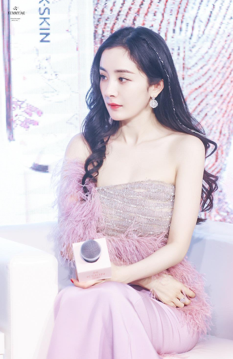 时尚女王杨幂也成"照骗"!穿抹胸裙露副乳太尴尬,脸上油光满脸