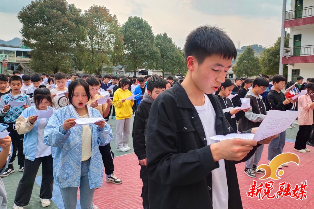 凉伞镇中学,晃州镇酒店塘小学,晃州镇二完小开展"三进"校园活动