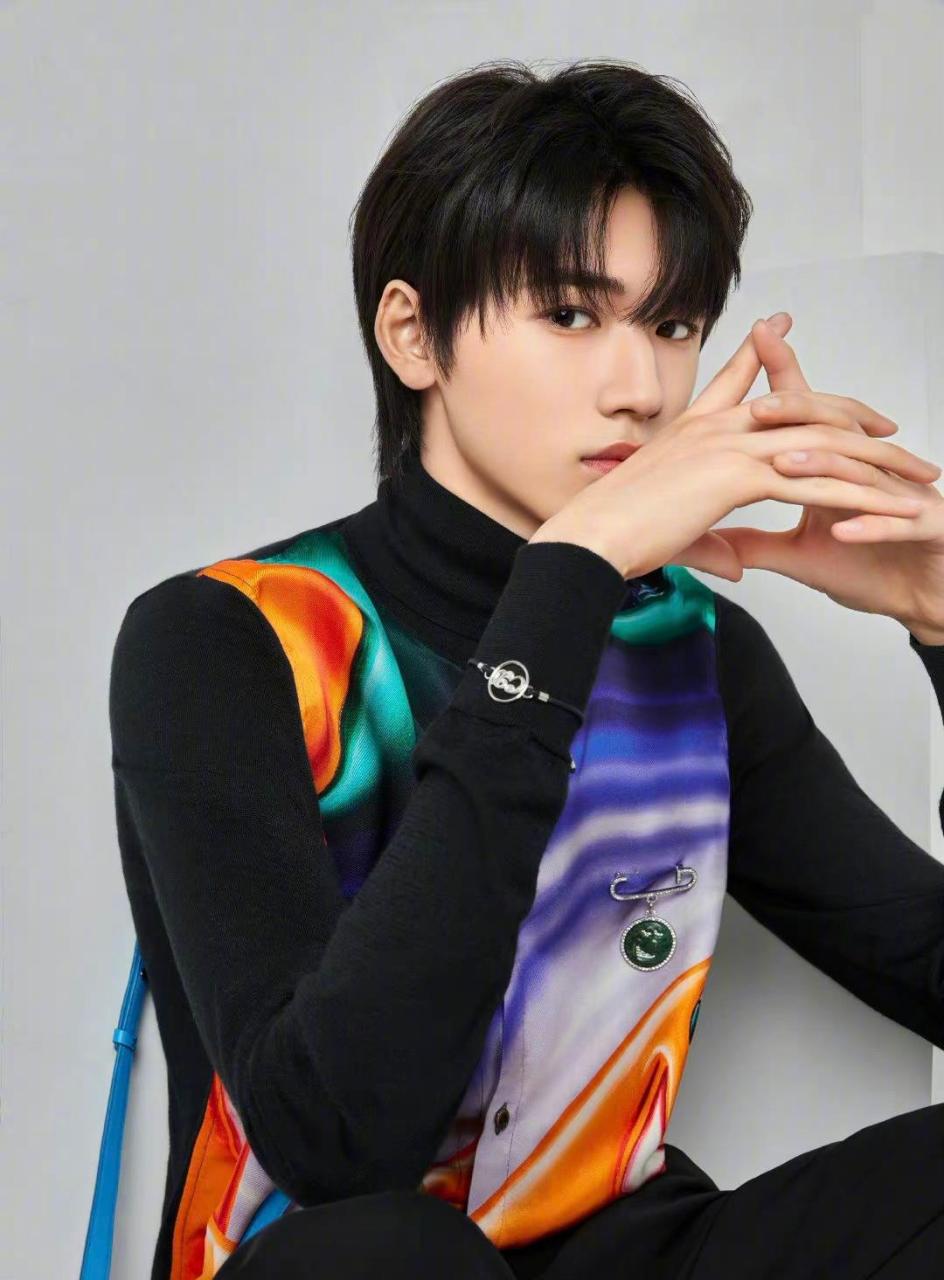 宋亚轩继亮相dior上海大秀之后,又出镜diormen2021秋季系列官方宣传照