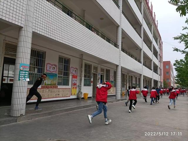 卢氏县城关镇初级中学举行5.12防震疏散演练
