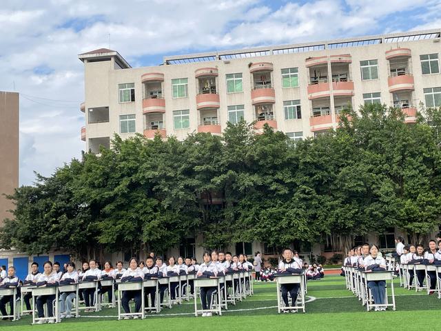 课间操"玩"出新花样——东坡区实验中学举行室内课间操比赛
