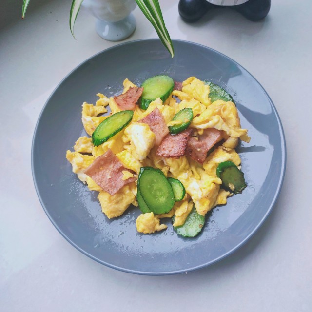 培根黄瓜炒鸡蛋,简单易做,清香味美