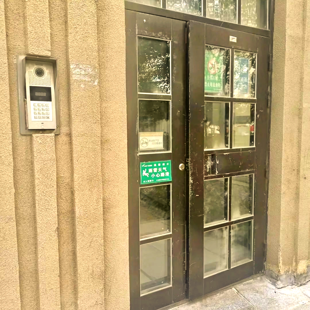 小区单元门安全隐患大揭秘,你中招了吗