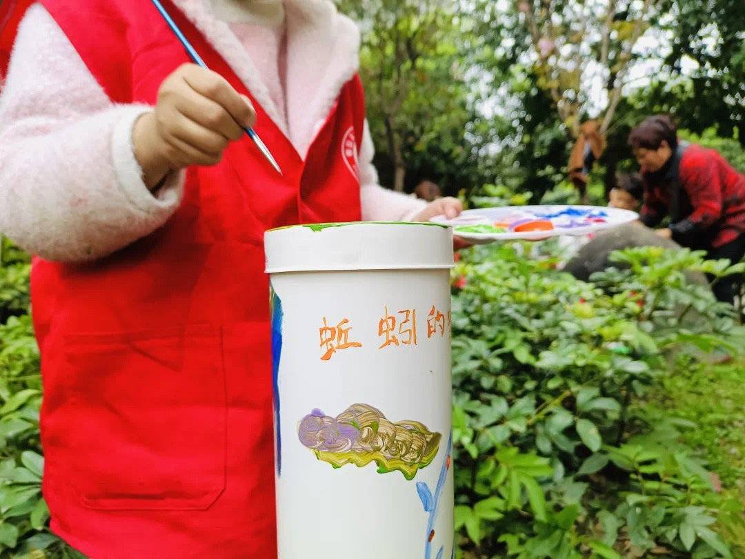 小区草坪上立起蚯蚓堆肥塔 郫都推进垃圾分类有创意