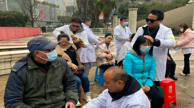 弘扬雷锋精神!贵阳盲人按摩师:街头义务按摩暖民心
