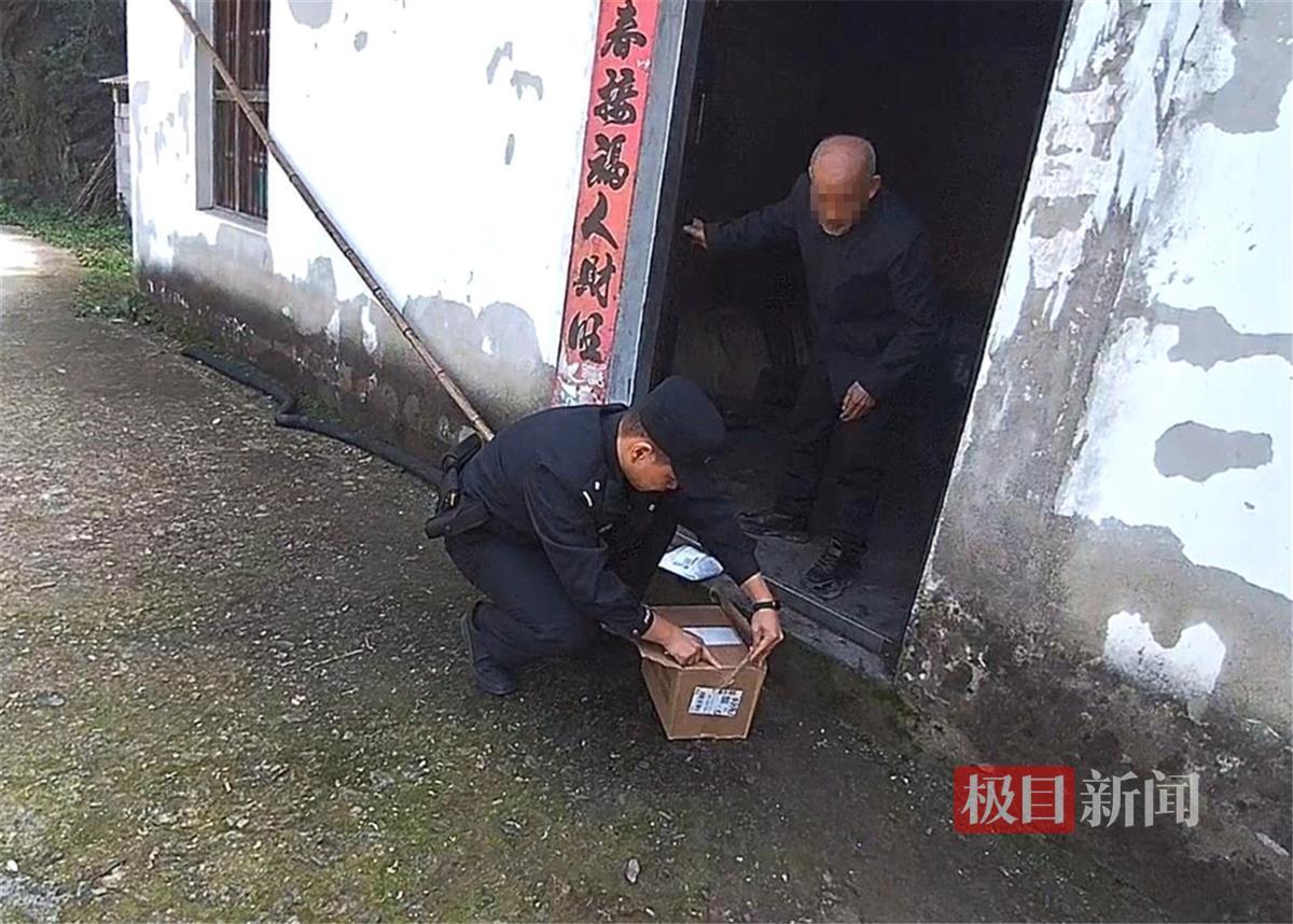 图3：民警将包裹送到老人家（视频截图）.jpg