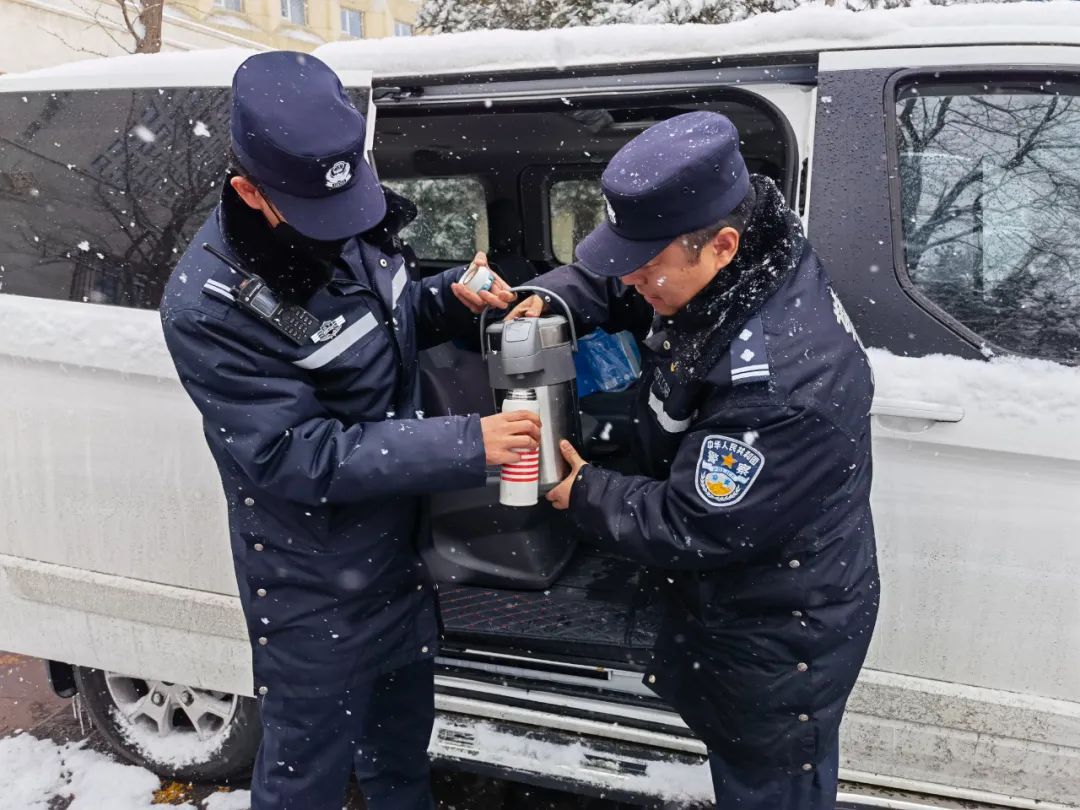 风雪无阻!当北京冬奥遇上最美雪"警"