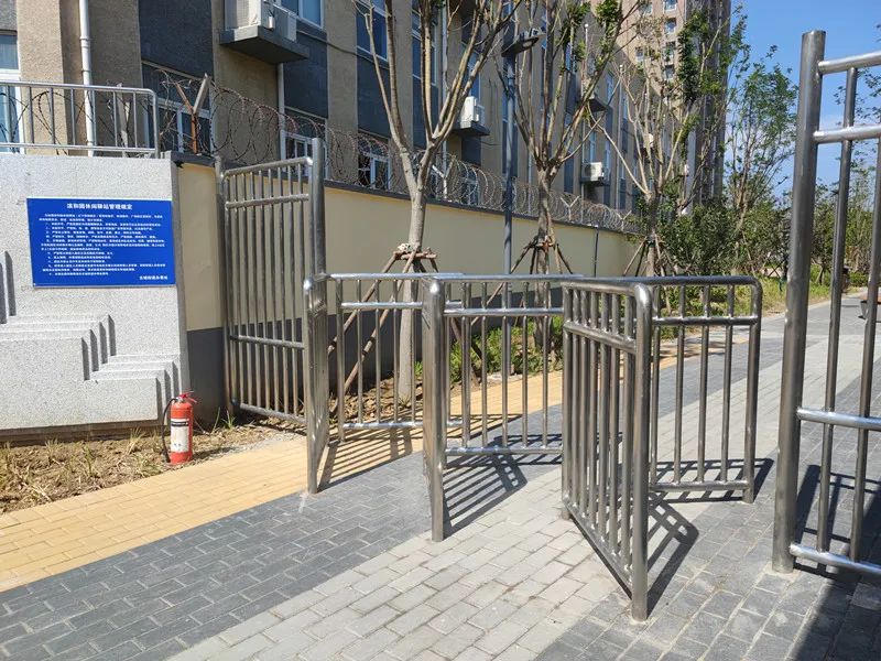 设置无障碍通道, 方便老年人等弱势群体自由进出