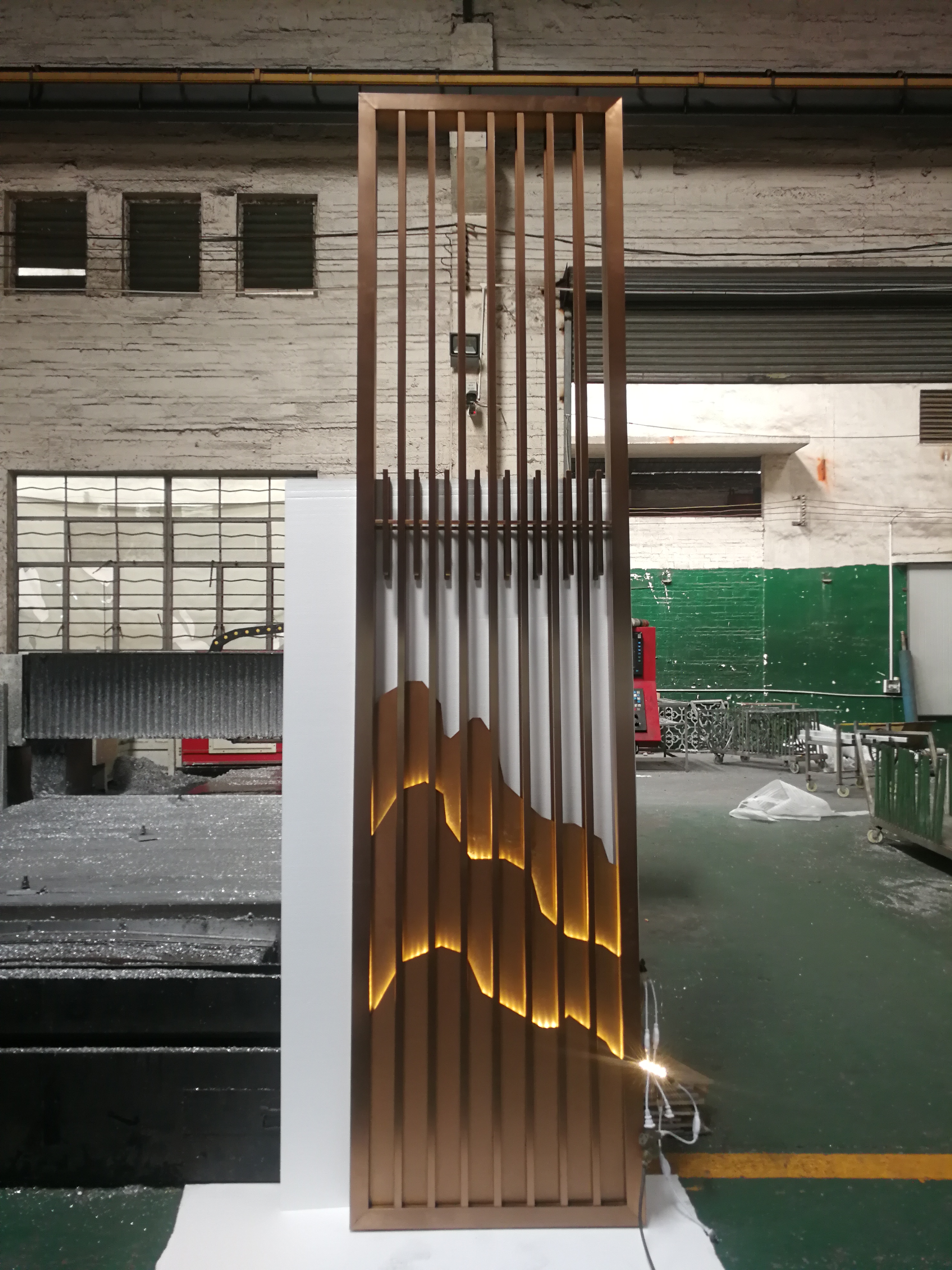 小型发光款式假山不锈钢屏风隔断入户格栅订制