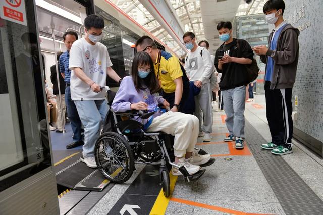 "轮椅上的半天"深圳大学生坐轮椅体验无障碍设施