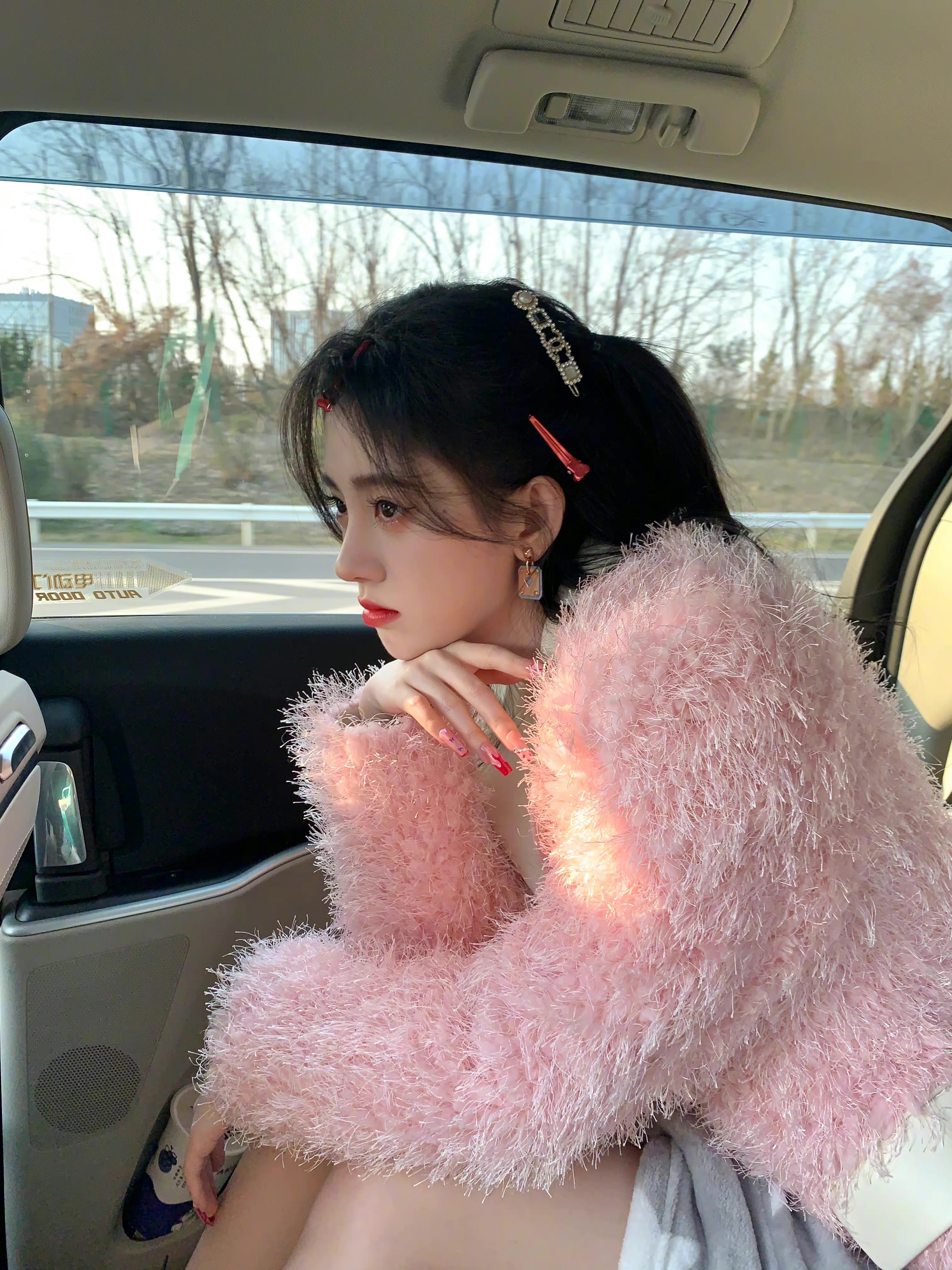 鞠婧祎晒春日自拍,赛博眼镜好吸睛