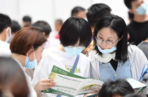 张雪峰的团队被批"割韭菜",一次志愿近万块钱,与他们无关