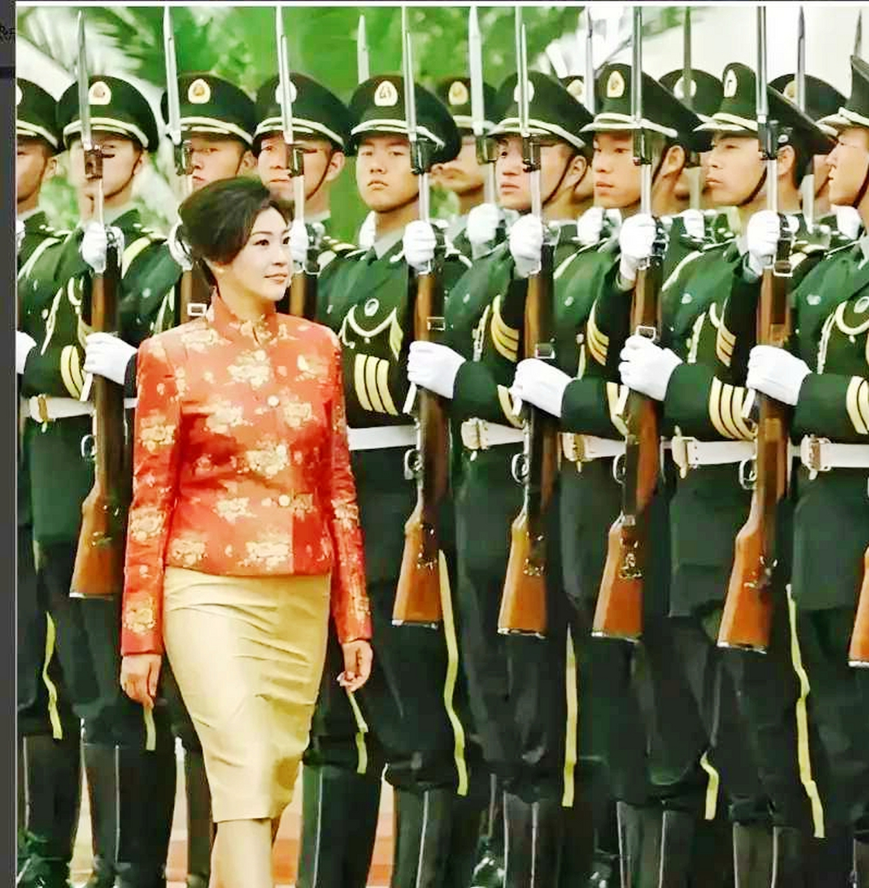 2012年,泰国总理英拉访问我国时在我国仪仗队前的合影是"世界上最美的