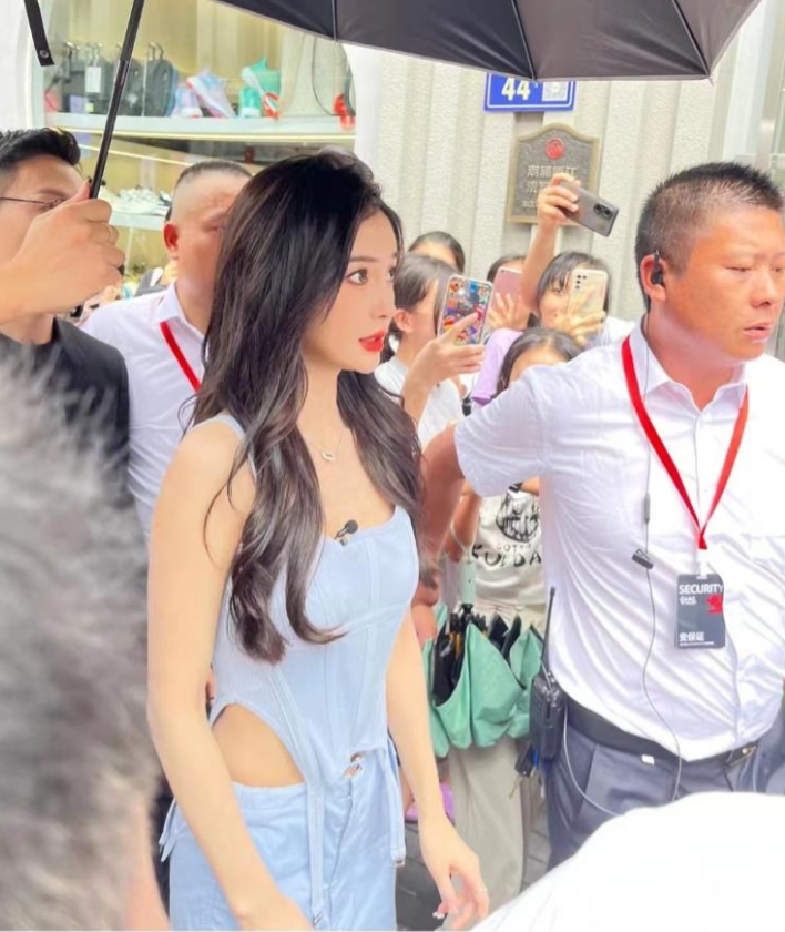 杨颖现场活动人群爆满,穿4000元肚兜,戴八万项链太豪气