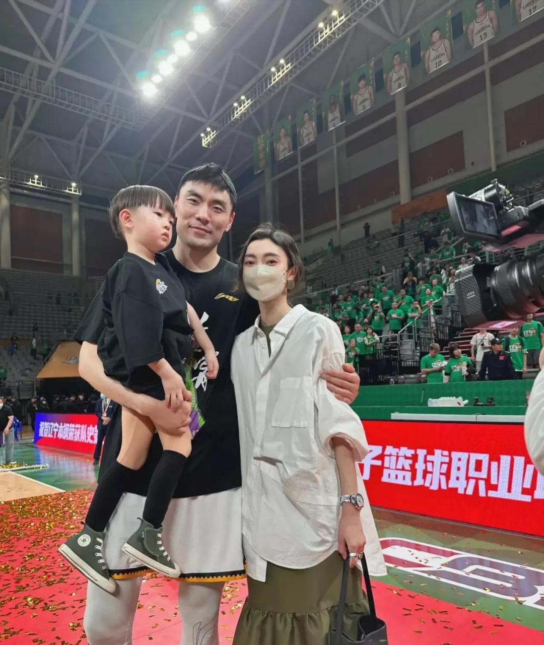 辽篮夺冠,付豪和女友王鋆赛捧起了冠军鼎,赵继伟和女友王君平捧起了