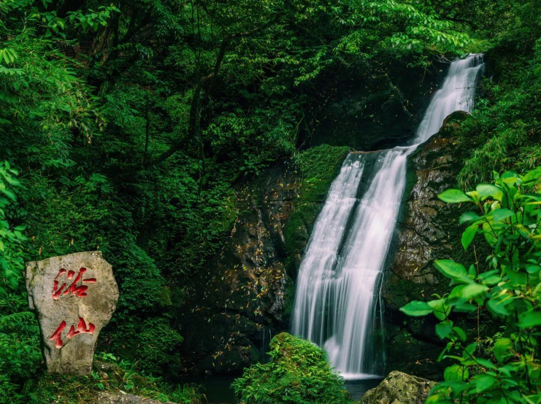 高山蓝,低山绿,探访与峨眉山并称"蜀中二绝"的瓦屋山