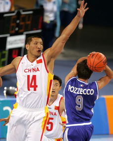 巅峰奥尼尔3个人都拉不住,巴特尔为何能够单手就将他放翻在地?