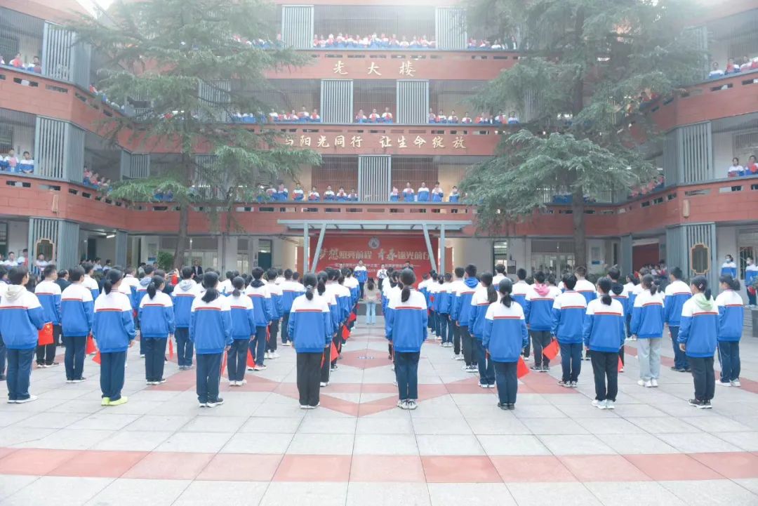 10月11日早上,浉河中学五星校区及南湖校区分别举行"浉中之星"表彰暨