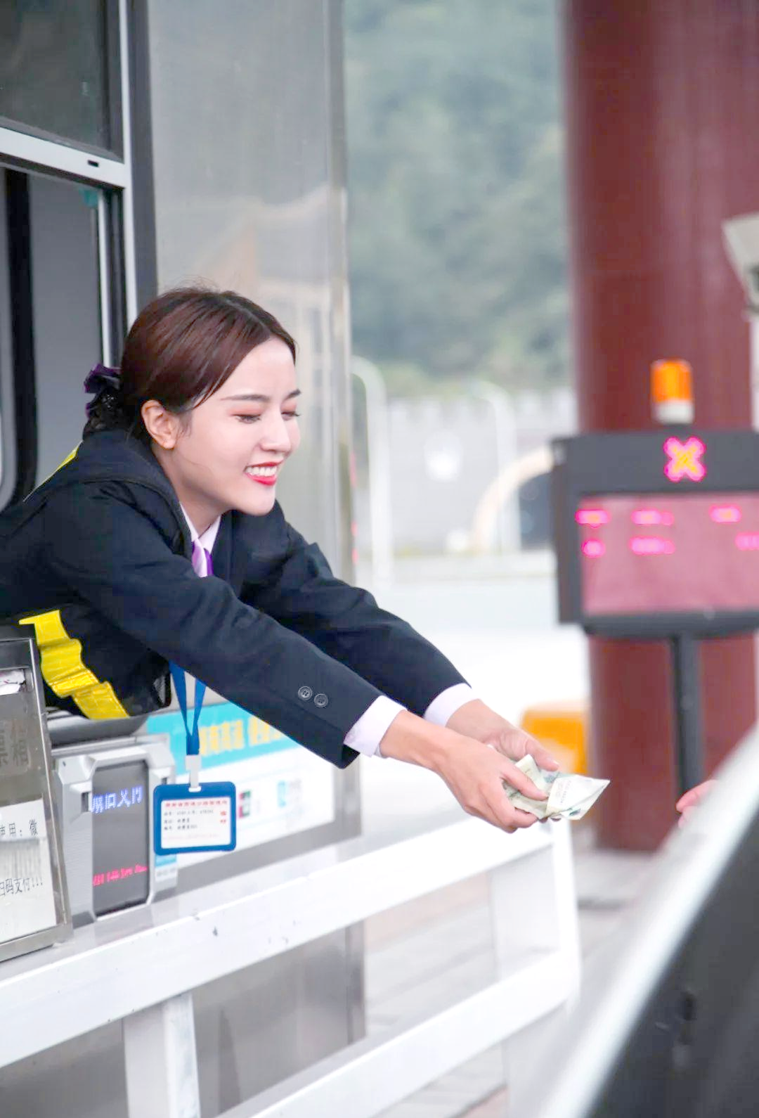 微笑传递温暖:彭莉琴的最美坚守与成长