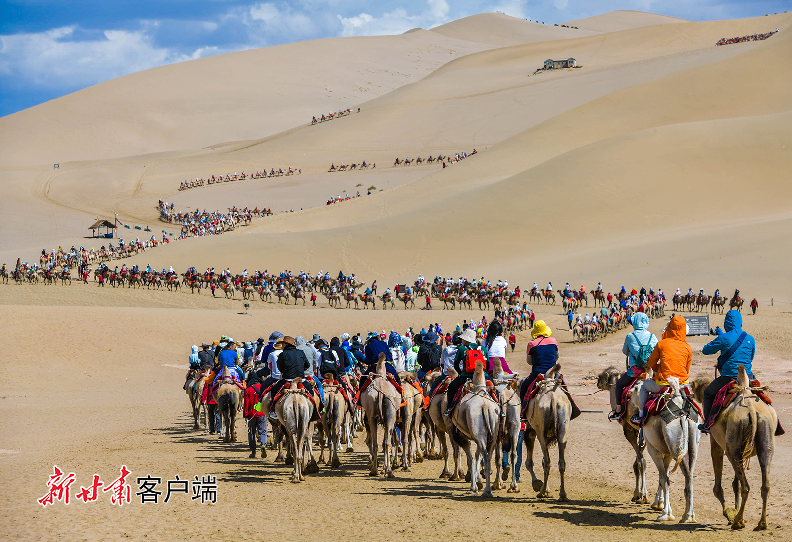 敦煌:鸣沙山月牙泉景区迎来游客高峰