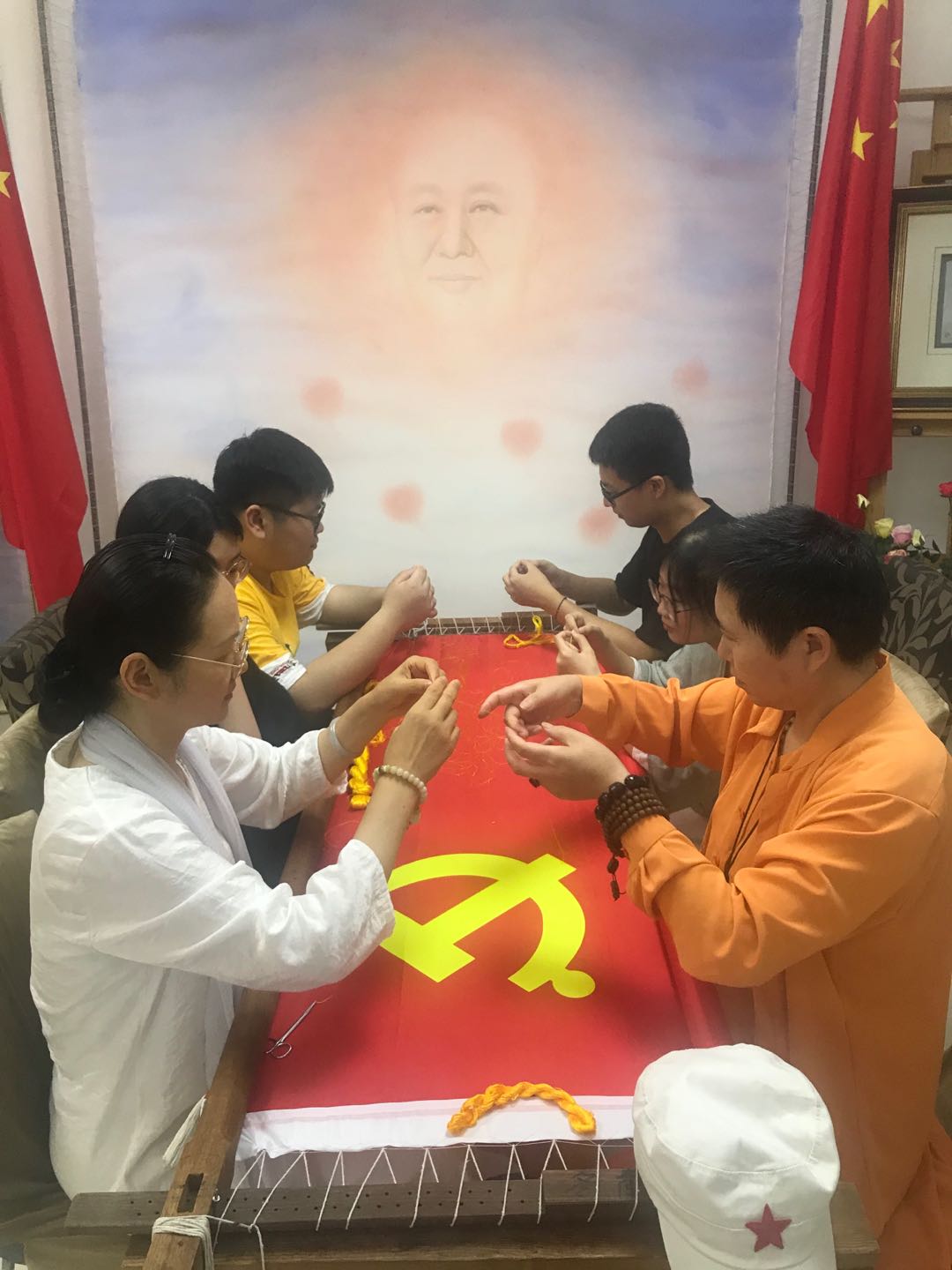 国绣大师朱寿珍与90后一起绣党旗