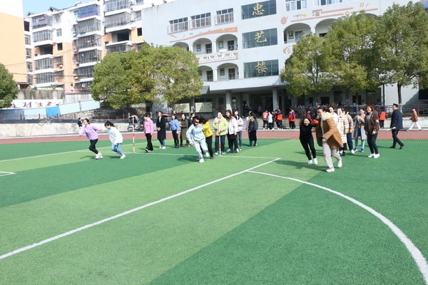 南漳县第二中学:趣味活动庆三八