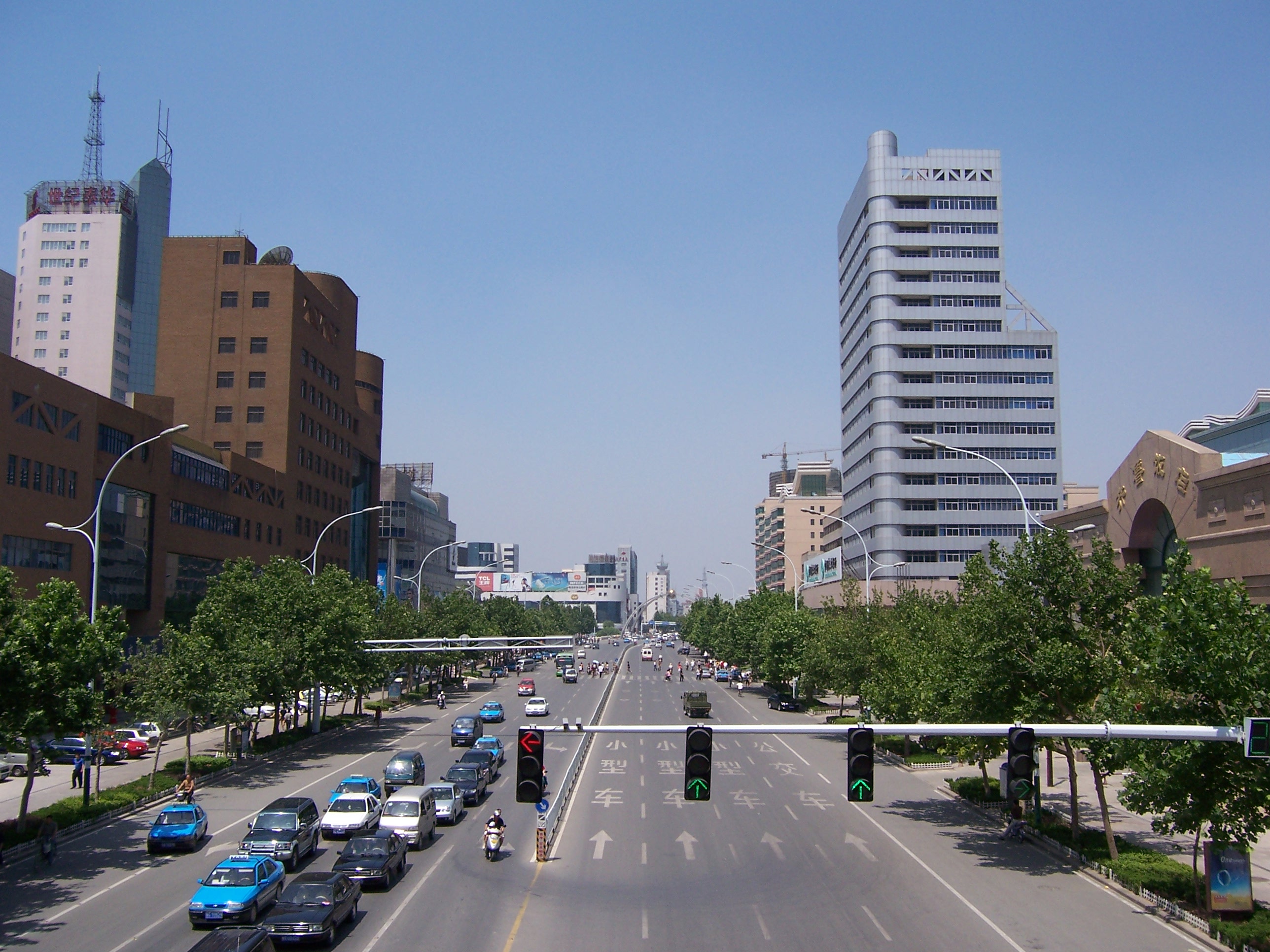 东风街四平路天桥上拍摄,你能看出是哪一年吗?