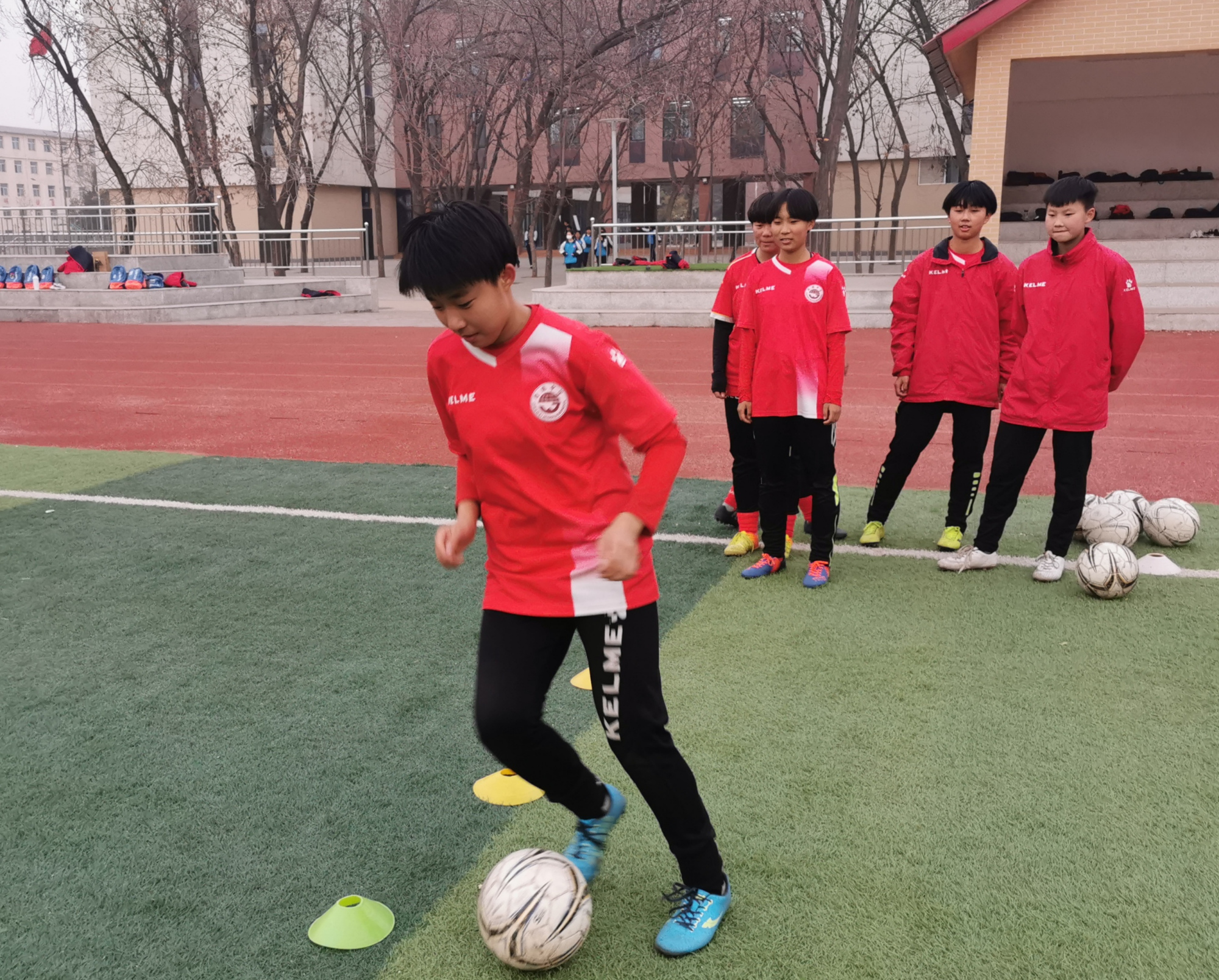 经纬中学的足球路