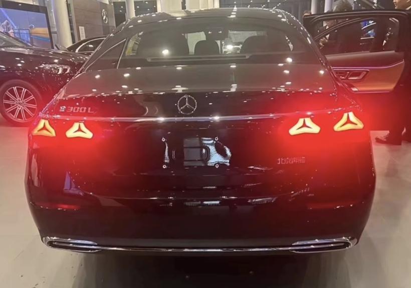 奔驰红色三角形里面一辆车是什么意思