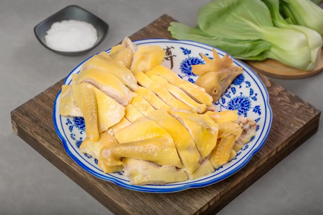 二者搭配来吃,鱼肉弹牙爽口,没有一丝腥味,只有令人清新的鲜甜味,"