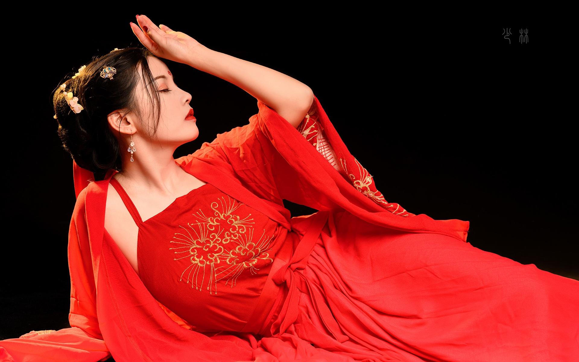 《废柴王妃又在虐渣了》:相府大小姐,容貌被毁,有名的废柴包子