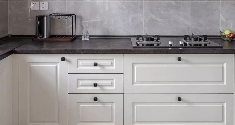 白色橱柜配什么颜色门